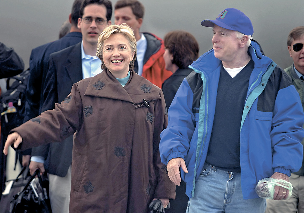 Сенатор от демократической партии, экс-первая леди США Хиллари Клинтон и сенатор от партии республиканцев Джон Маккейн в августе 2004 прибыли на Шпицберген с двухдневным рабочим визитом, посвященным вопросам защиты окружающей среды. 