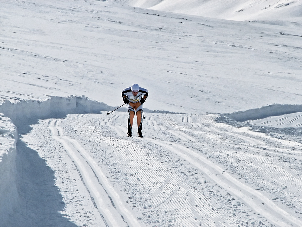 Финишный спуск Артём проходит уже в гордом одиночестве. Ещё несколько мгновений, и Свальбардский лыжный марафон впервые покорится россиянину. 