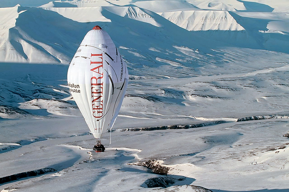 В апреле 2010 года мимо Шпицбергена пролетал воздушный шар французского исследователя и путешественника Жана-Луи Этьена. Этьен предпринял первую в мире попытку пересечь Северный Полюс на воздушном шаре в одиночку, преодолев 3500 км и приземлившись на Аляске. 