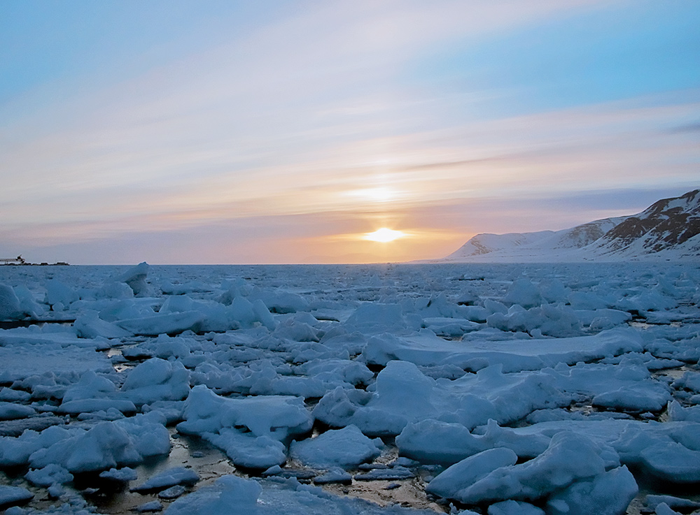Ледовые торосы Адвенча фьорда — залива Приключений.. 