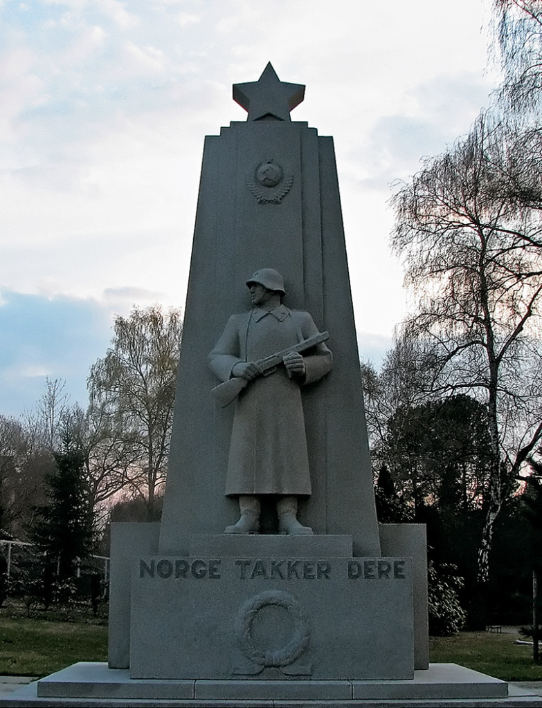 Памятник советским солдатам, освободителям Норвегии от фашизма. Надпись гласит: «Норвегия благодарит тебя». 
