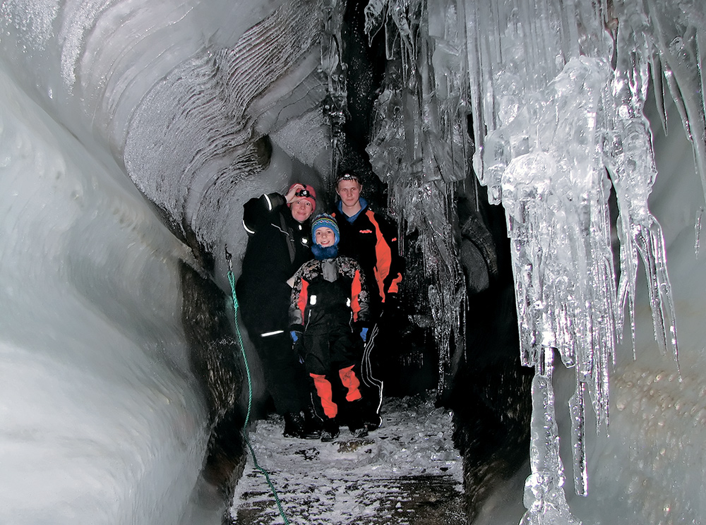В двух километрах от поселка есть ледник, на который можно съездить, чтобы посмотреть ледовые пещеры. 