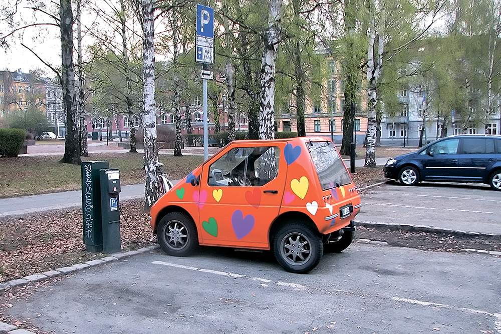 Экологически чистый электромобиль — желанный гость на улицах Осло. Подзаряжаться на парковках он может совершенно бесплатно. 