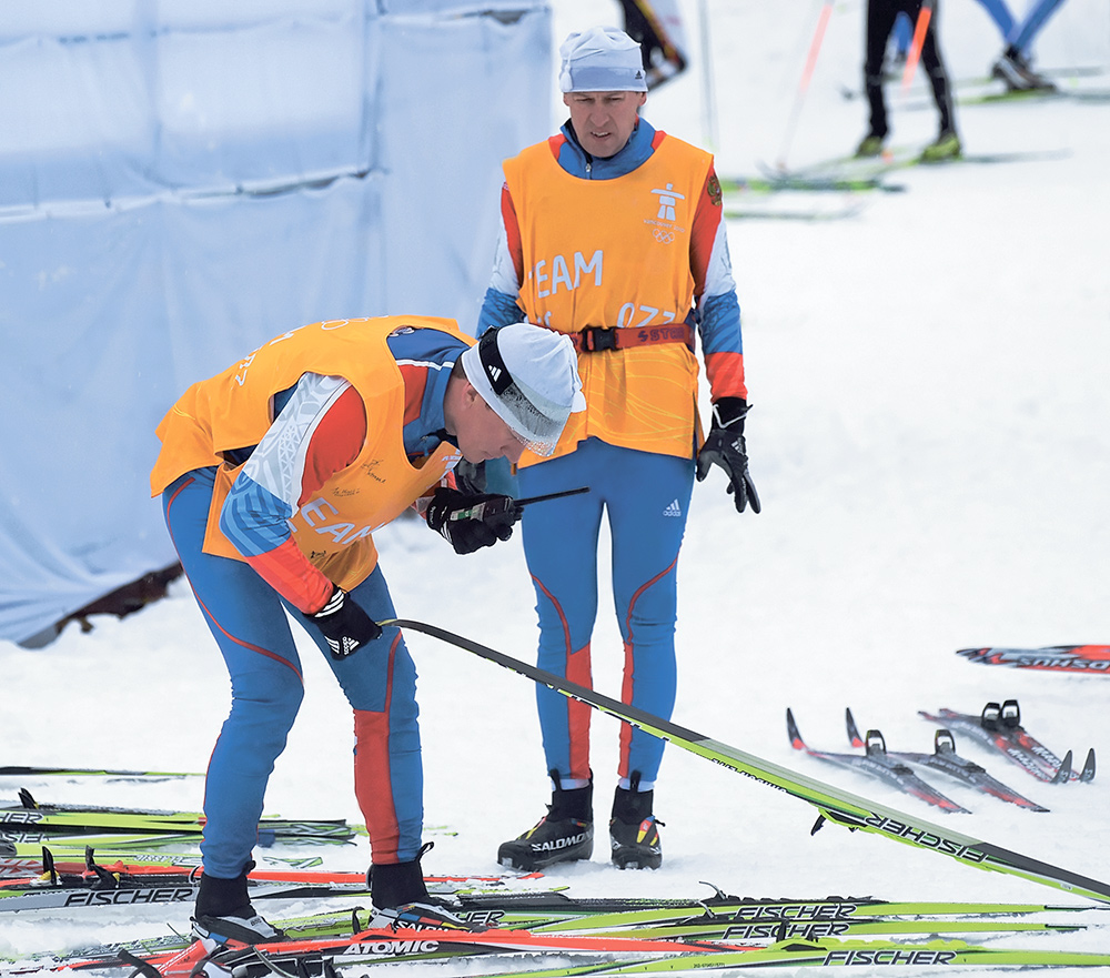 Проба лыж. Дмитрий Бичинёв получает информацию по рации, на заднем плане — Виктор Чуркин. 