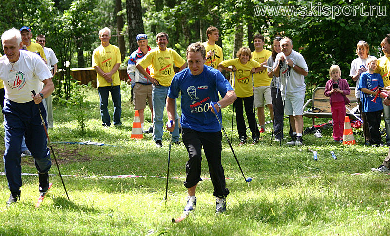 На праздновании 60-летия А.Грушина в загородном клубе «Романтик» во время соревнований по бегу на лыжах по траве.