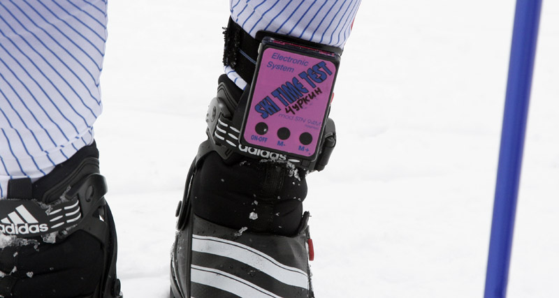 Турин-2006. С помощью таких вот датчиков, закрепленных на ноге,  сервисмены сборной засекают время прохождения контрольного отрезка на тех или иных лыжах. Фото: И.Исаев