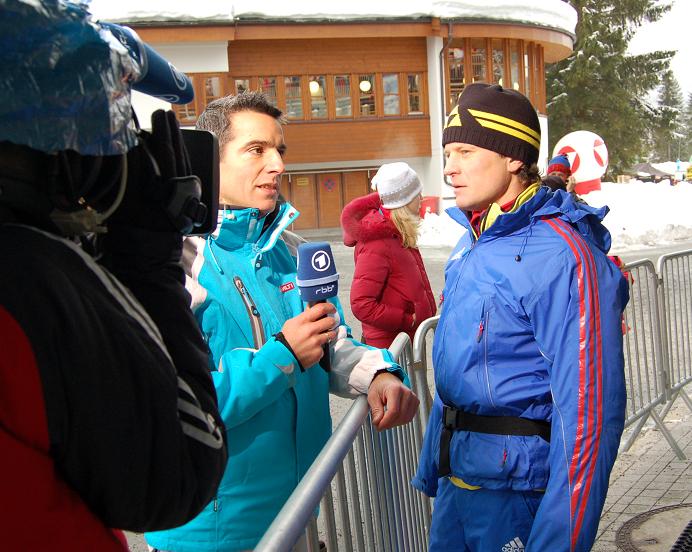 Рикко Гросс берет интервью после отстранения Рожкова от гонок президентом СБР Александром Тихоновым