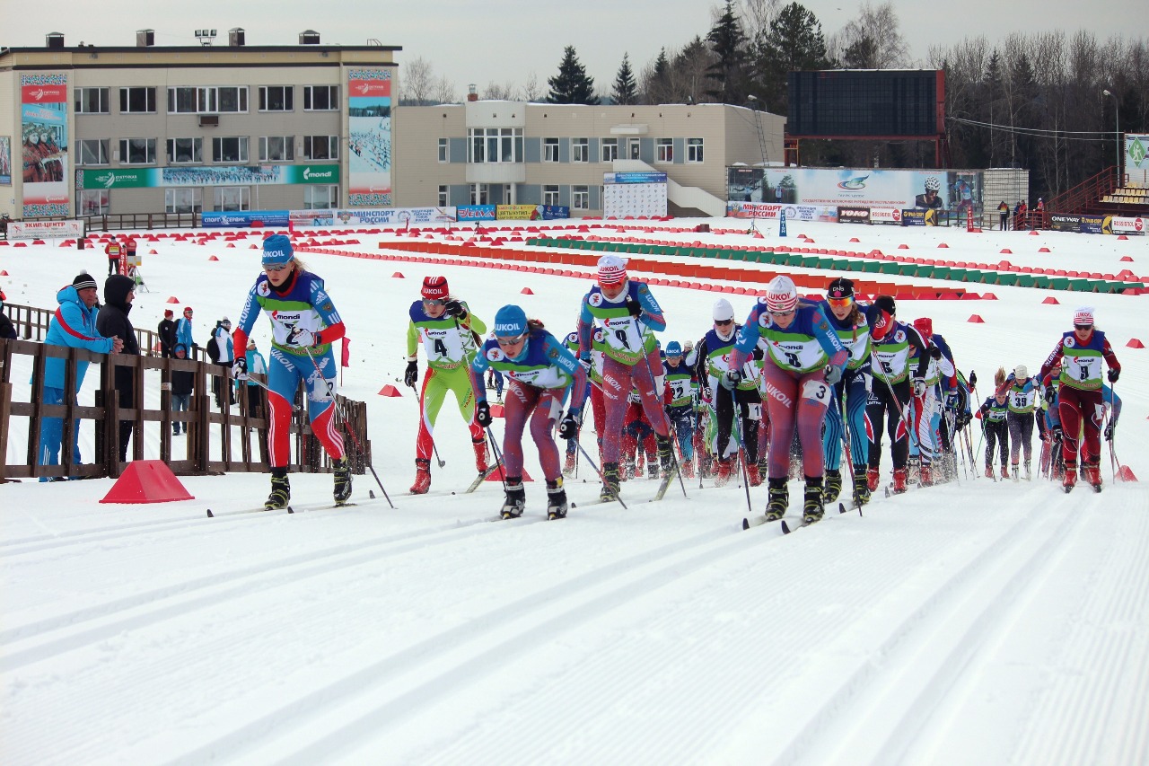Впереди, конечно, самые опытные - члены сборной команды России, которые отбегали уже не один скиатлон, в том числе и на мировых юниорских первенствах и на внутрироссийских...
