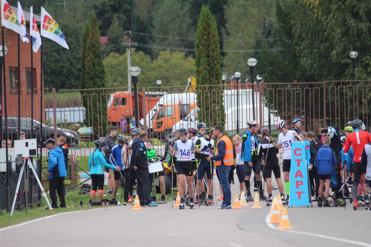 На старте юноши среднего возраста.