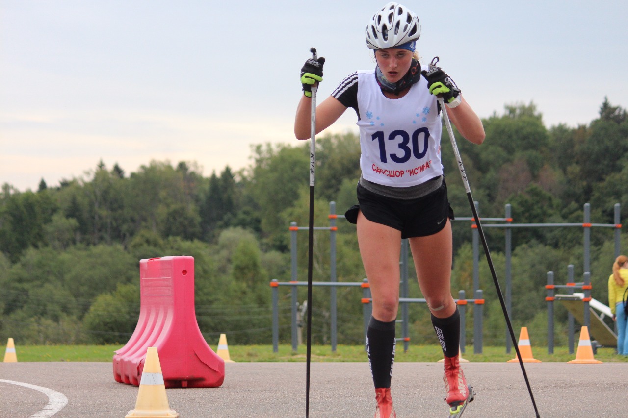 На дистанции девушки.