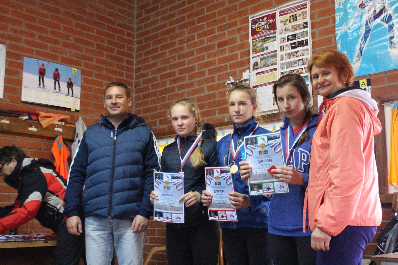 Лауреаты гонки девушек среднего возраста.