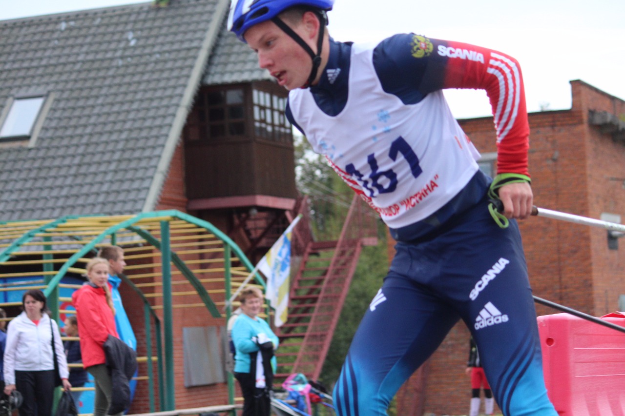 Лыжники среднего возраста бежали два разный по рельефу круга по 2 км. Переход на второй круг.