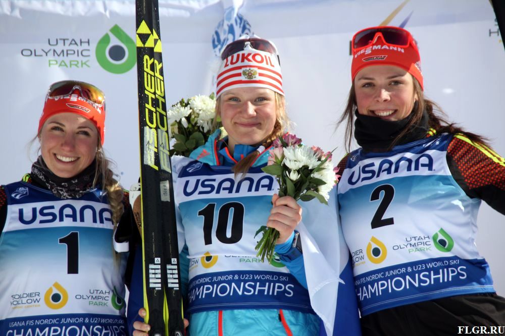 Счастливая победительница Полина Некрасова и призеры гонки - лыжницы из Германии.