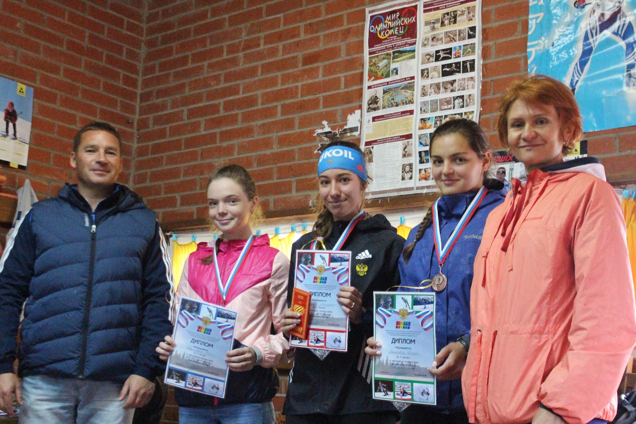 Лауреаты гонки среди девушек старшего возраста.