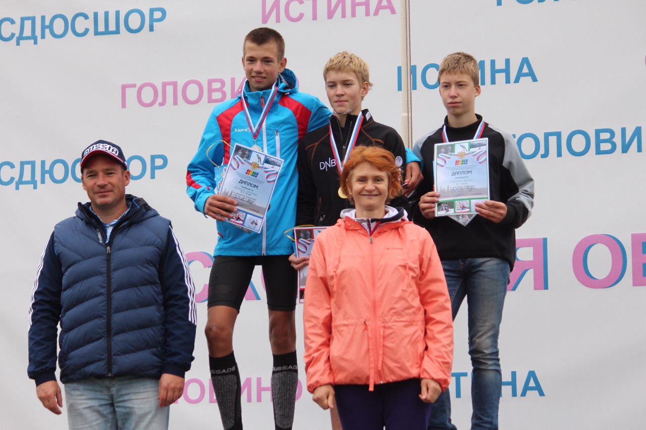 На пьедестале юноши младшей возрастной группы. Награждение провели директор спортивной школы Андрей Кулагин и олимпийская чемпионка, воспитанница "Истины" Светлана Нагейкина.