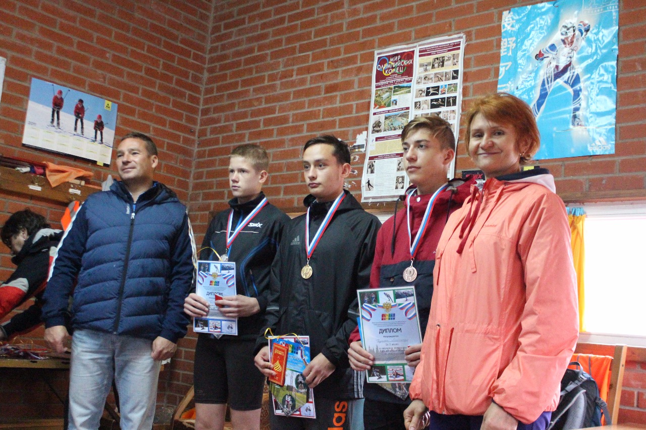 Победитель и призеры гонки юношей среднего возраста.