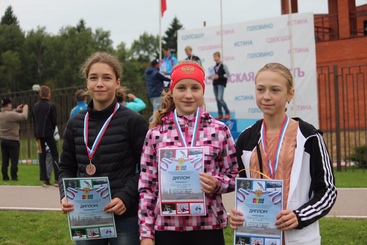 Победительница и призеры в соревновании девушек младшего возраста.