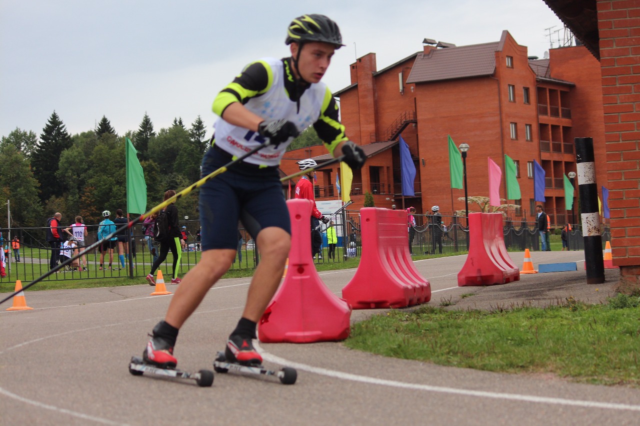 Опасный вираж на стартовом разгоне. На дистанции юноши среднего возраста.