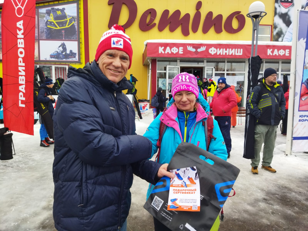 Член исполкома СМЛР, главный редактор журнала "Лыжный спорт" Иван Исаев вручил на Дёминском марафоне сертификат от Спайн Марии Сафиной. 
