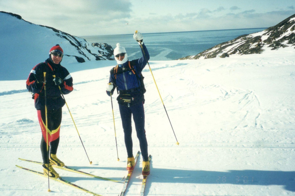 Перед вами, читатель, пейзаж необыкновенной красоты: ослепительно белые снега на фоне ярко-синего, почти изумрудного океана. Вот в таких декорациях и проходил марафон Arctic Circle Race 2001.