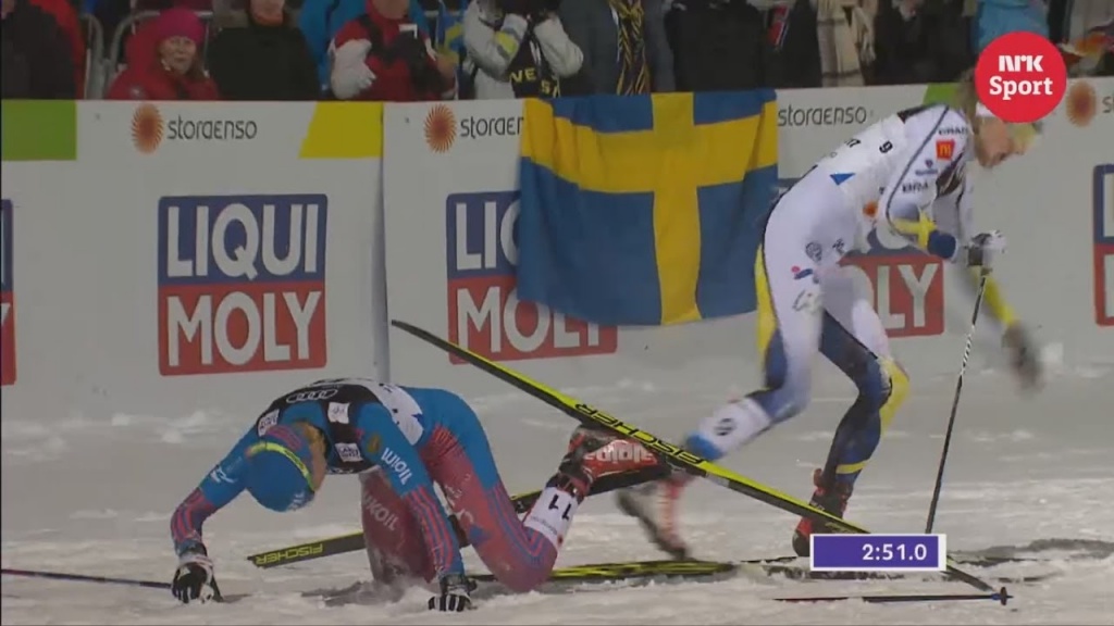 Момент после столкновения. Наталья Матвеева уже перелетела через Нильссон, а шведка уже успела вскочить на ноги.