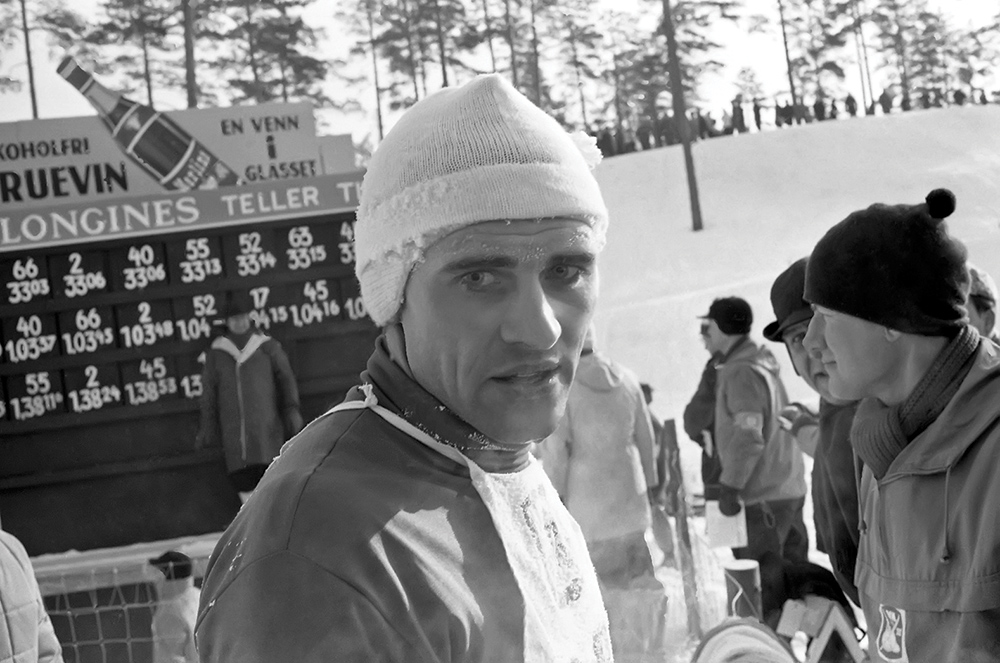 А.Акентьев на финише 30-километровой гонки чемпионата мира в Холменколлене в 1966 году. В этот день тренеры советской сборной разобьют на трассе термосы, и всю вторую половину гонки он пройдёт без подкормки.