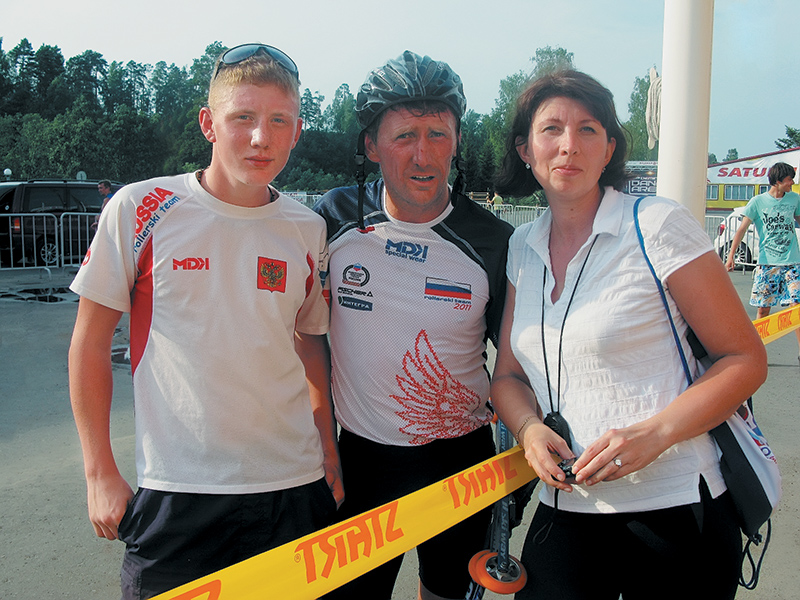 Николай Большаков (в центре) с сыном Дмитрием и женой Татьяной во время чемпионата России по скоростным лыжероллерам 2011 года в Рыбинске. 