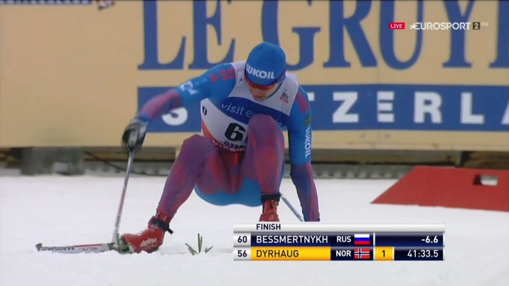 Александр Бессмертных поднимается со снега после падения за 50-70 метров до финишной черты. Это падение стоило ему места в шестерке сильнейших. 