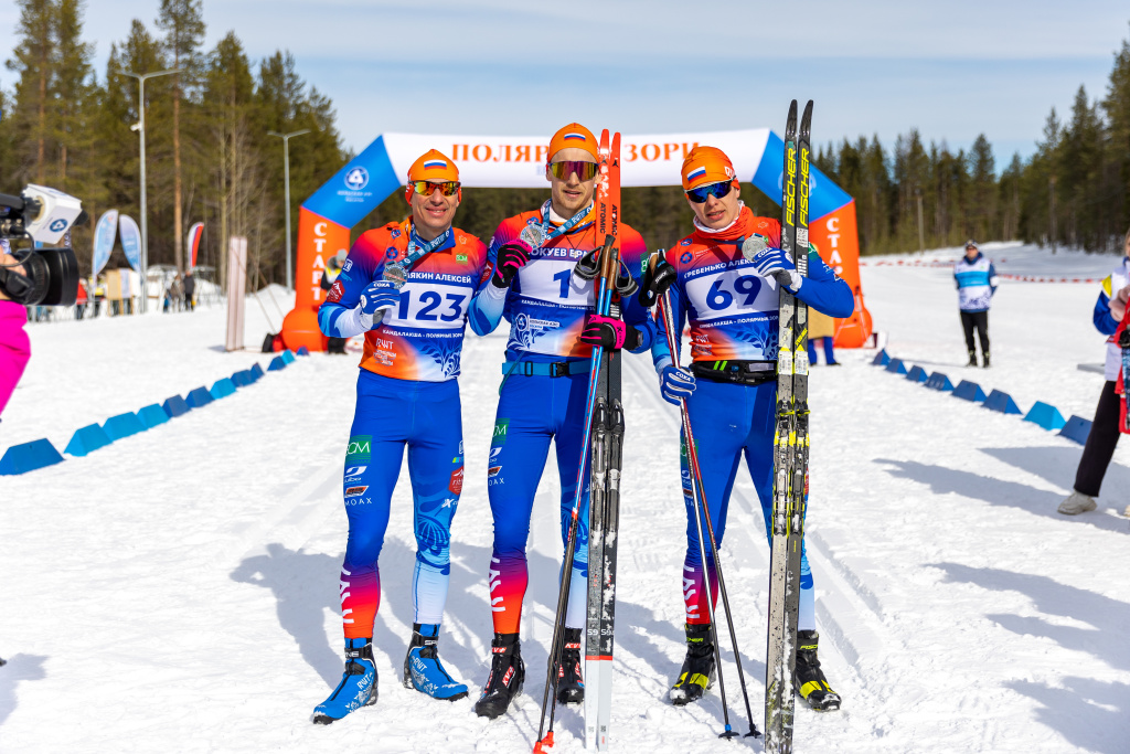 Победитель и призёры гонки слева направо: Алексей Шемякин (2-е место), Ермил Вокуев (1-е место) и Александр Гребенько (3-е место). 