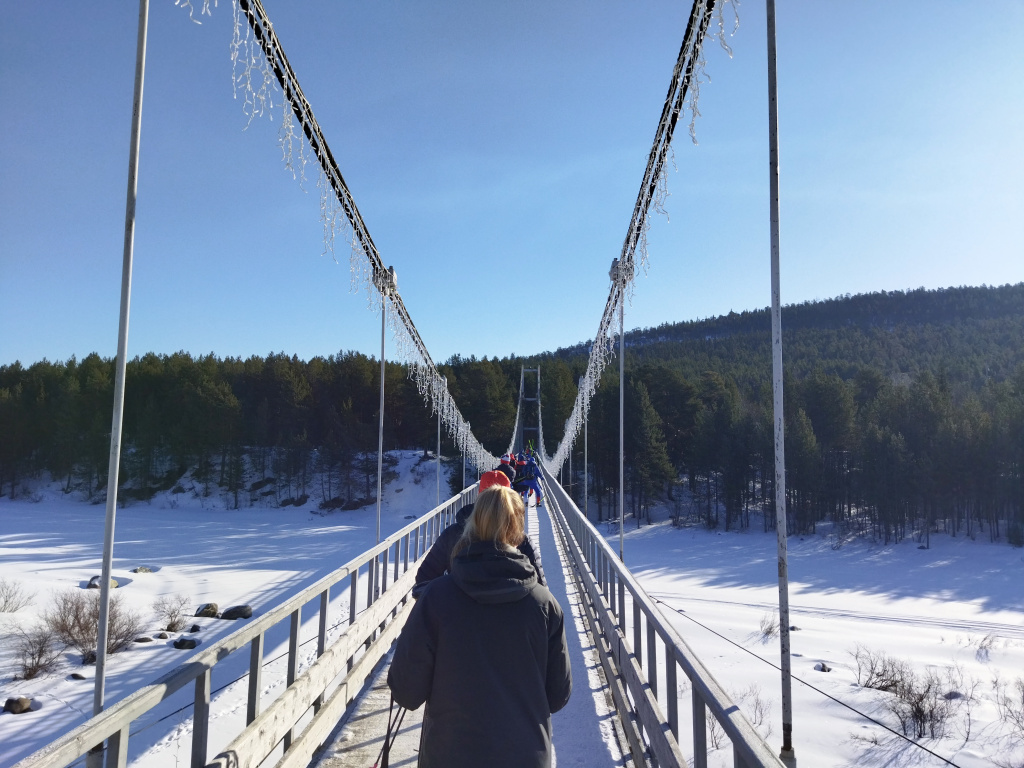 Красивый подвесной мост через реку Нива соединяет город с лыжным стадионом. 