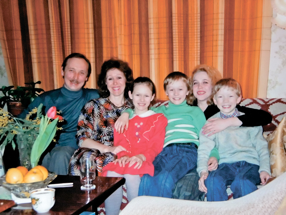В семейном кругу. Слева направо: папа Валерий Никитович, мама Светлана Федоровна, сестра Оля, Никита, двоюродная сестра Люда, брат Леша. 