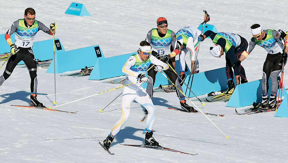 Швед Юхан Улссон (№16) только что поменял лыжи с классических на коньковые. Скоро он уйдет в отрыв, ставший главной интригой олимпийского дуатлона. 
