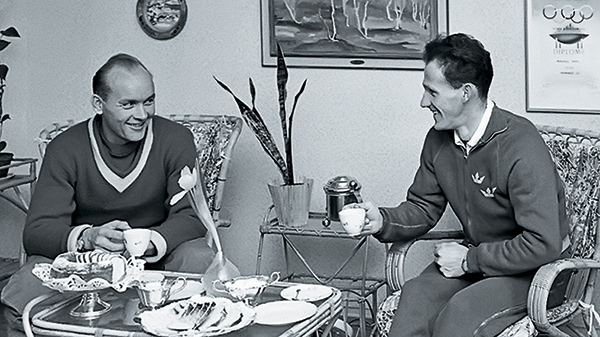За чашкой чая встретились два старых соперника – финн Вейкко Хакулилинен (слева) и швед Сикстен Ернберг. 1959 год.