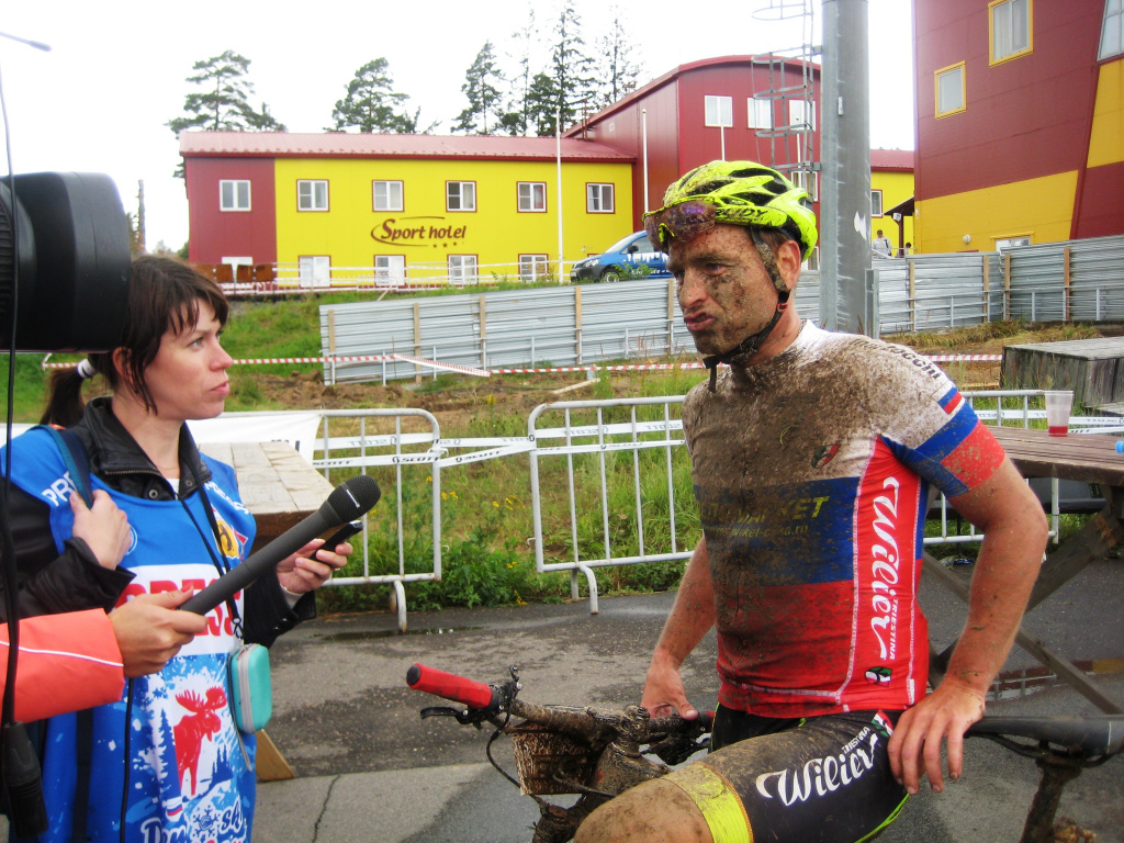 Победитель мужской гонки Максим Гоголев даёт интервью на финише. 
