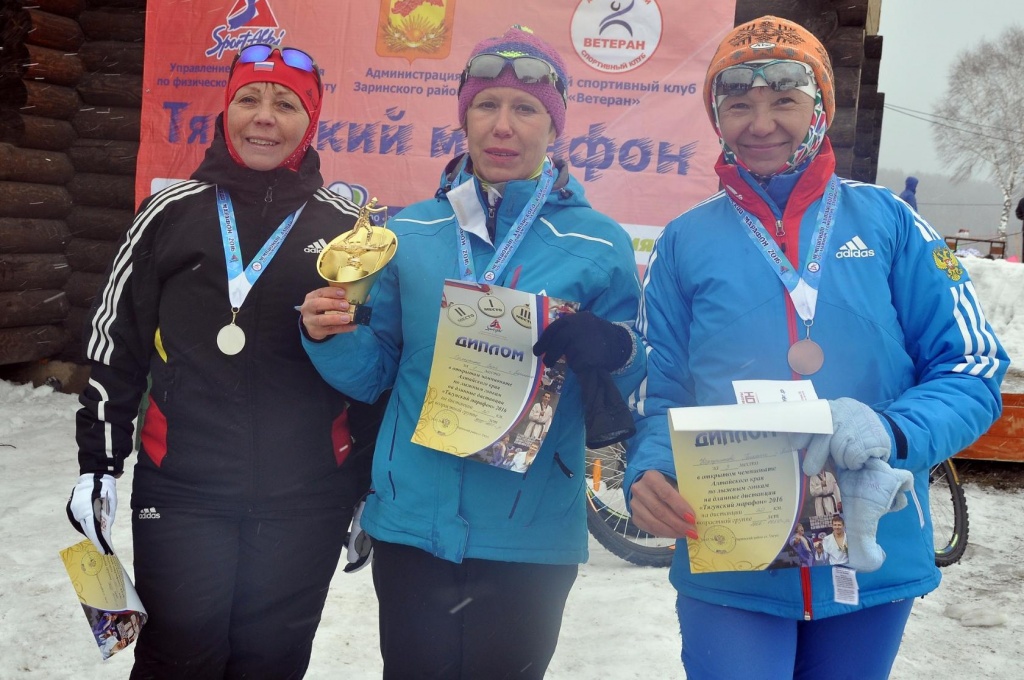 Вера Оплеухина в Центре, с лева Татьяна Бубнова Киселевск, справа Гельниса Корчуганова Киселевск победители на 20 км.jpg