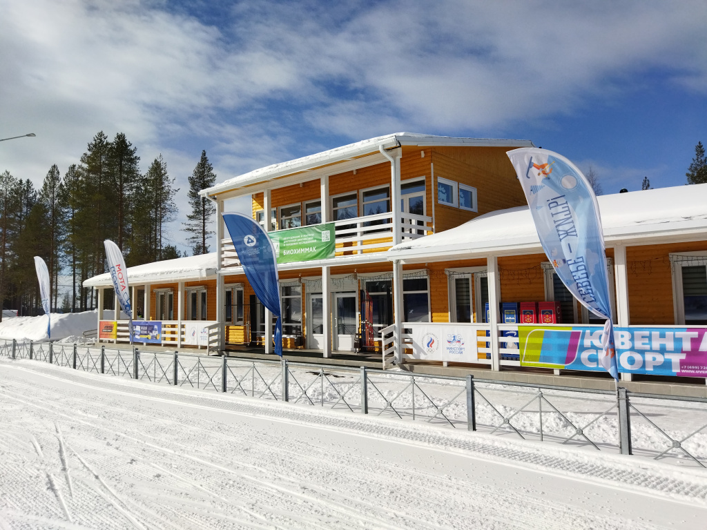 В Полярных Зорях на стартовой поляне – красивая современная лыжная база с раздевалками, туалетами и комнатами для подготовки лыж. 