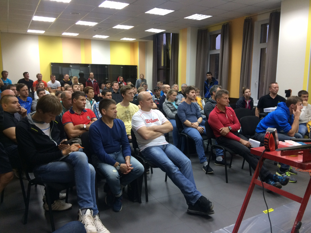 Помимо представителей экипировочных центров на семинар Swix пришло большое количество тренеров из Санкт-Петербурга и тех, кто проводил в то время сборы на УТЦ.