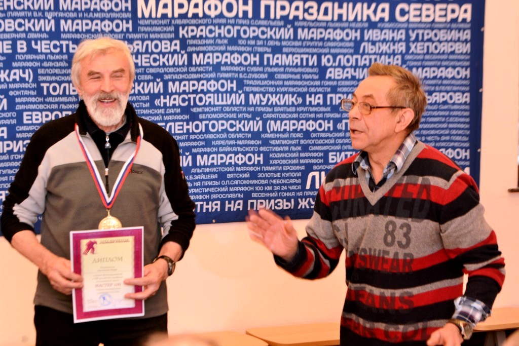 Фёдор Конопелько (слева) стал третьим в России Мастером 100 СМЛР. Его поздравляет первый Мастер 100 СМЛР, президент СМЛР Сергей Емельянов (справа). 
