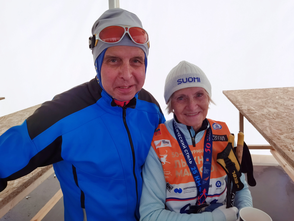 Фото на память: 69-летний Владимир Семаков и его сегодняшний соперник на трассе - 81-летняя Любовь Легезо. 