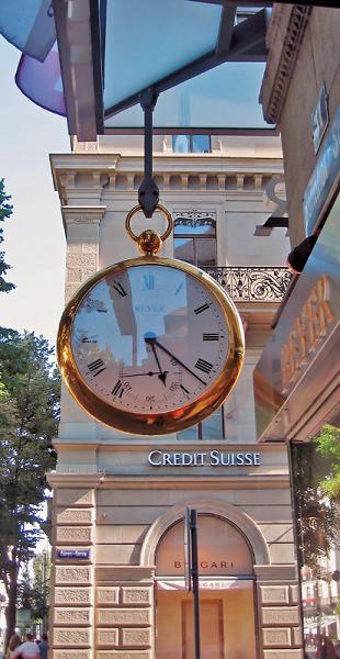 Швейцария славится на весь мир своими часами и банками… В частности, эти красивые часы и филиал крупнейшего швейцарского банка Credit Suisse, представленного более чем в 50 странах мира и по итогам 2006 года насчитывающего активов на сумму 1,01 триллиона долларов, были запечатлены у холла гостиницы Beyer.
фото: Юлия Житенёва.