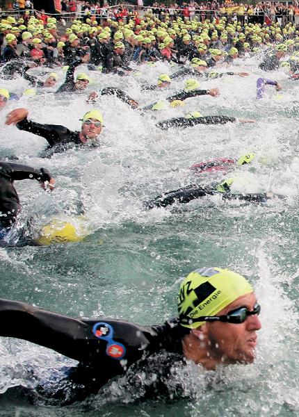 Как только тысячи спортсменов заходят в воду, тихое и спокойное Цюрихское озеро превращается в настоящее штормовое море. Особенно хорошо это ощущают участники соревнований, постоянно захлёбывающиеся и испытывающие на себе удары локтей и ног конкурентов.
фото: Reuters.