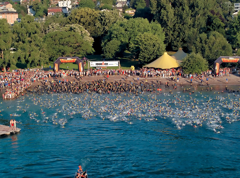 Старт Ironman Switzerland-2006 дан... Впереди «железным» участникам предстоит преодолеть 3,8 километра вплавь, 180 километров на велосипеде по горным Альпам и напоследок 42 километра бегом. Только настоящие «железные люди» способны на такое...
фото: Юлия Житенёва.