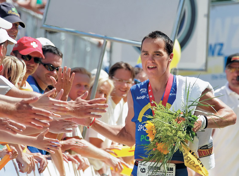Геррит Щелленс из Бельгии финиширует третьим на Ironman Switzerland-2006 в Цюрихе. Время — 8 часов 30 минут 1 секунда.
фото: Reuters (Sebastian Derungs).