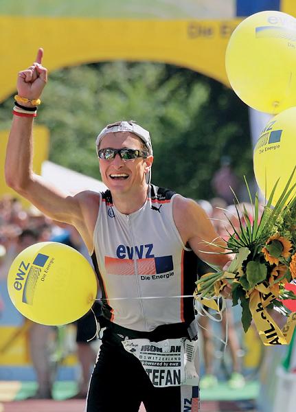 Победитель гонки — швейцарец Стефан Райзен — финиширует первым на Ironman     Switzerland-2006 с результатом 8 часов 16 минут 50 секунд. Для справки: результат лучшей «iron women» Ребекки Престон из Австрии — 9 часов 24 минуты 18 секунд.
фото: Reuters (Sebastian Derungs).