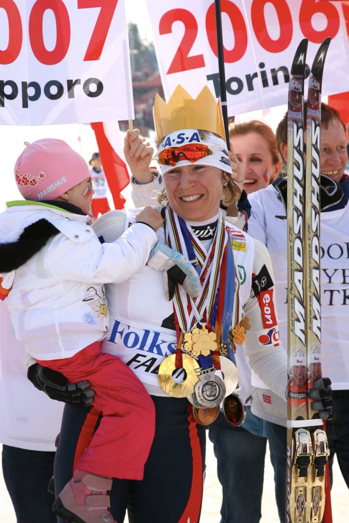 Чешская лыжница Катерина Нойманнова с коллекцией медалей и именными золотыми лыжами Madshus