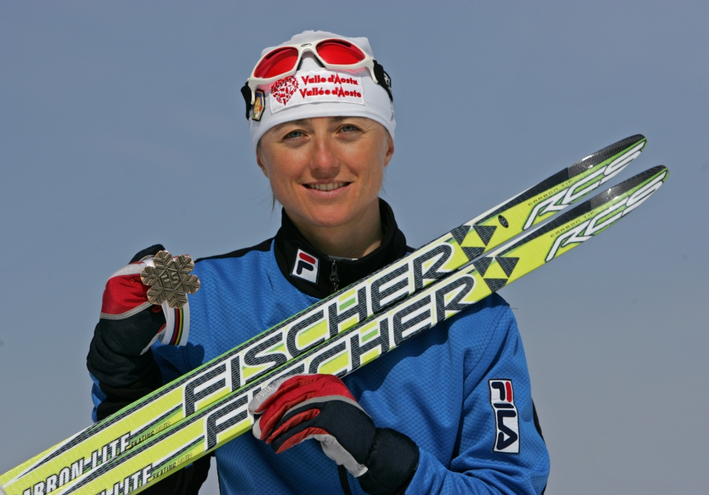 Итальянка Арианна Фоллис с бронзовой медалью чемпионата мира по лыжным видам спорта в Оберстдорфе-2005 за третье место в эстафете, фото Fischer