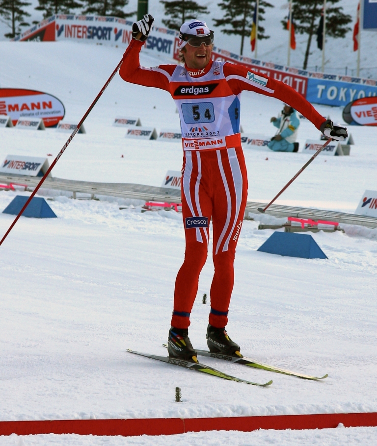 Победный финиш норвежца Петтера Нуртуга в эстафете 4х10 км на чемпионате мира в Саппоро-2007, фото Fischer