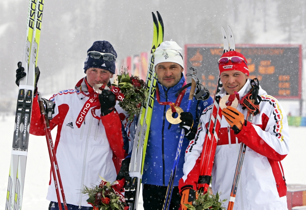 Тройка призёров в мужской гонке на 15 км на Олимпийских играх в Турине-2006: Лукаш Бауэр, Андрус Веерпалу и Тобиас Ангерер, фото Fischer