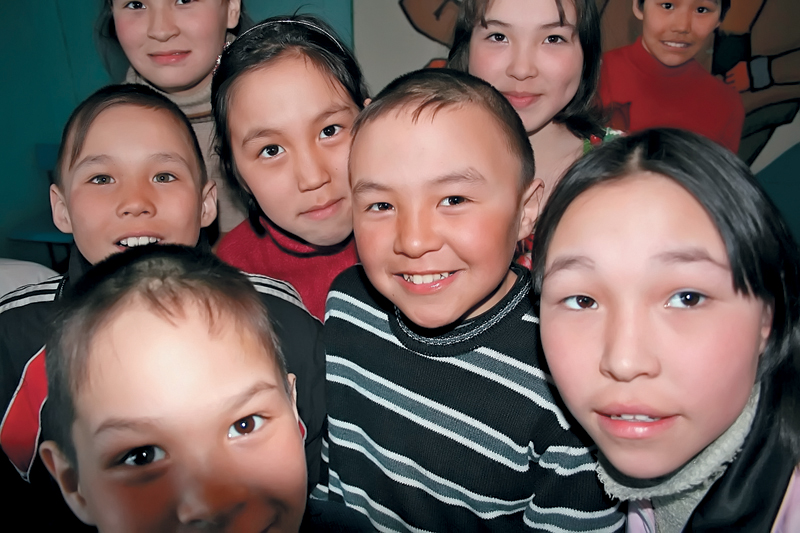 Чукотские дети с удовольствием общались со знаменитыми лыжниками. фото: Алексей Прокуроров.