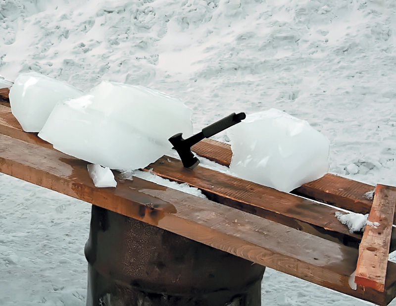Ещё одна особенность местного быта: этот лёд, привезенный с ближайшего пресного озера, расколют, занесут в дом и так пополнят запас питьевой воды. фото: Вегард Ульванг.